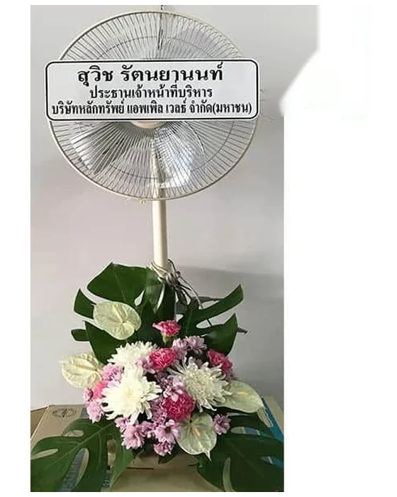 พัดลมเสาครีม ช่อฐานคาร์เนชั่นชมพู ดอกม่วงอ่อน เบญจมาศขาว หน้าวัวขาวอมเขียว และใบมอนสเตอรา