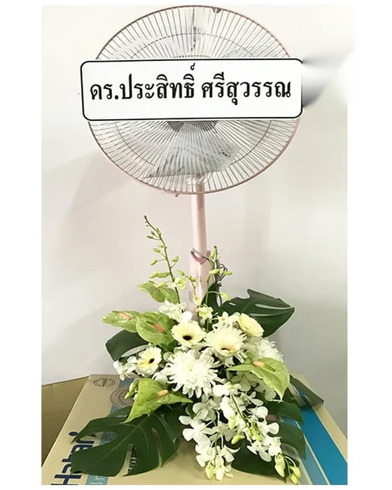 พัดลมเสาสีชมพูอมเบจ ช่อฐานกล้วยไม้ขาว เยอบีร่าครีม เบญจมาศขาว หน้าวัวเขียว และใบมอนสเตอรา